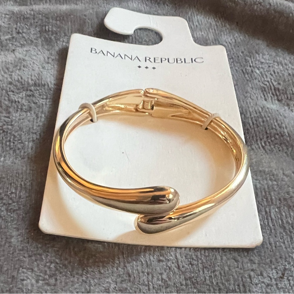 NWT- Banana Republic - Gold Teardrop Bangle Bracelet
